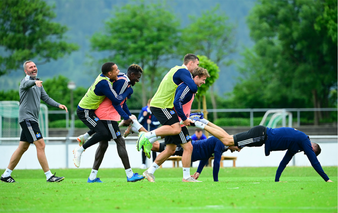 Gute Stimmung auf dem Platz trotz Ärger um die Fan-Rückkehr – MoinVolkspark vor Ort in Grassau