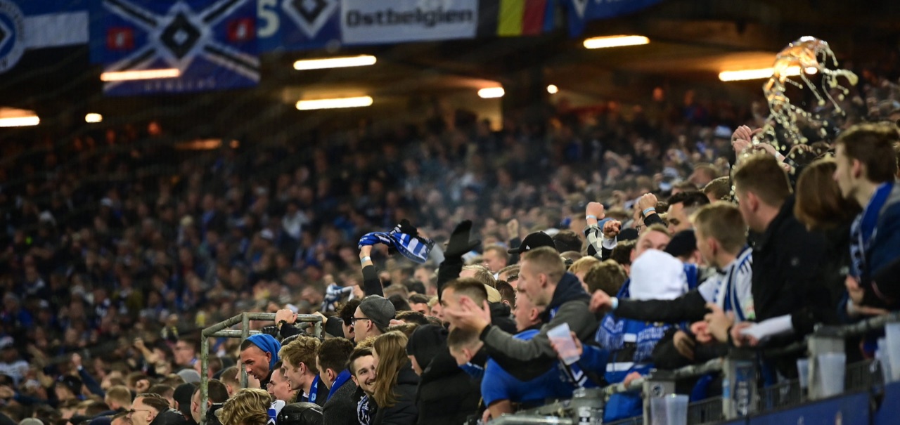 Bierbecher, Kugelschreiber und Rassismus-Vorwürfe - HSV und DFB ermitteln mit Hochdruck