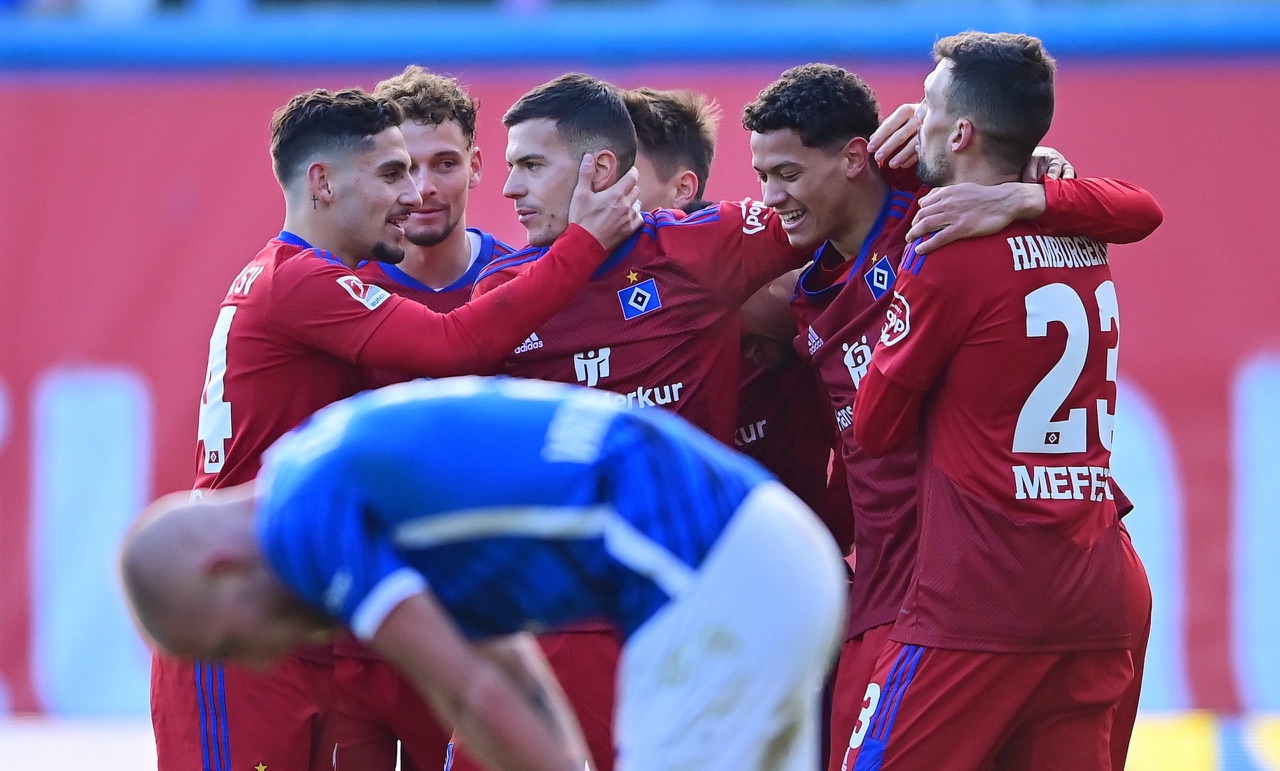 HSV gewinnt wildes Spiel in Rostock - Neuzugang Nemeth trifft